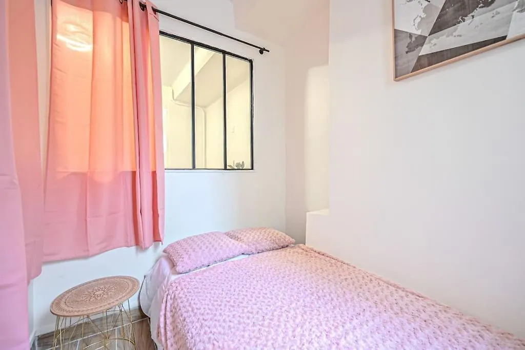 Appartement Parisien - Gambetta 0*, Paris
